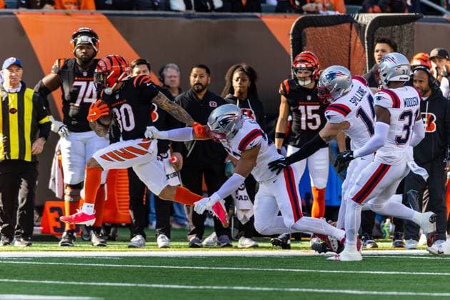 November 23, 2025: Cincinnati Bengals running back Chase Brown (30) runs with the ball during NFL, American Football Herren, USA game action against the New England Patriots at Paycor Stadium in Cincinnati, Ohio. CSM Cincinnati United States of America - ZUMAc04_ 20251123_zma_c04_499 Copyright: xJohnxMersitsx