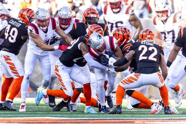 November 23, 2025: New England Patriots running back TreVeyon Henderson (32) runs with the ball during NFL, American Football Herren, USA game action against the Cincinnati Bengals at Paycor Stadium in Cincinnati, Ohio. CSM Cincinnati United States of America - ZUMAc04_ 20251123_zma_c04_502 Copyright: xJohnxMersitsx