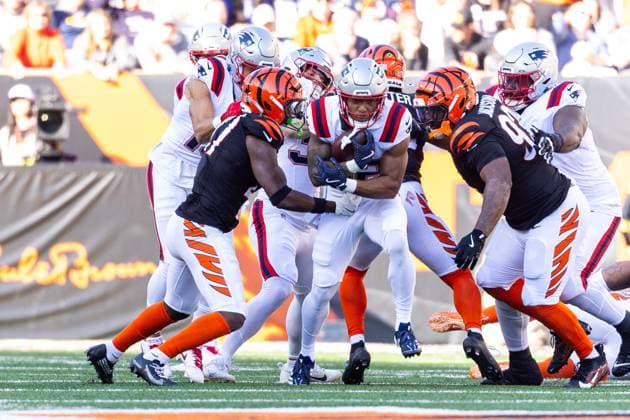 November 23, 2025: New England Patriots running back TreVeyon Henderson (32) runs with the ball during NFL, American Football Herren, USA game action against the Cincinnati Bengals at Paycor Stadium in Cincinnati, Ohio. CSM Cincinnati United States of America - ZUMAc04_ 20251123_zma_c04_527 Copyright: xJohnxMersitsx