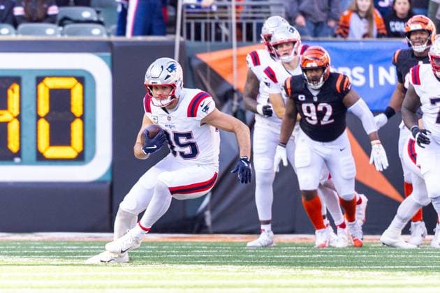 November 23, 2025: New England Patriots tight end Hunter Henry (85) runs with the ball after the catch during NFL, American Football Herren, USA game action against the Cincinnati Bengals at Paycor Stadium in Cincinnati, Ohio. CSM Cincinnati United States of America - ZUMAc04_ 20251123_zma_c04_538 Copyright: xJohnxMersitsx