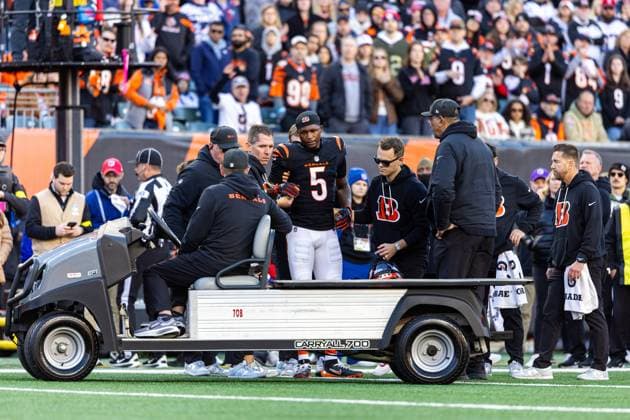 November 23, 2025: Cincinnati Bengals wide receiver Tee Higgins (5) is carted off of the field and is now in concussion protocol during NFL, American Football Herren, USA game action against the New England Patriots at Paycor Stadium in Cincinnati, Ohio. CSM Cincinnati United States of America - ZUMAc04_ 20251123_zma_c04_542 Copyright: xJohnxMersitsx