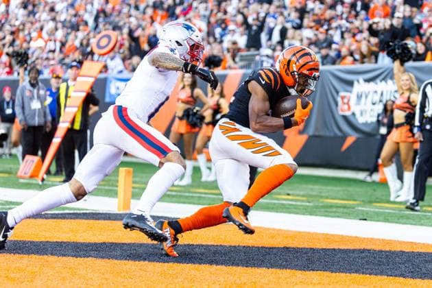 November 23, 2025: Cincinnati Bengals wide receiver Mitchell Tinsley (82) catches touchdown pass as New England Patriots defensive back Christian Gonzalez (0) defends during NFL, American Football Herren, USA game action at Paycor Stadium in Cincinnati, Ohio. CSM Cincinnati United States of America - ZUMAc04_ 20251123_zma_c04_553 Copyright: xJohnxMersitsx