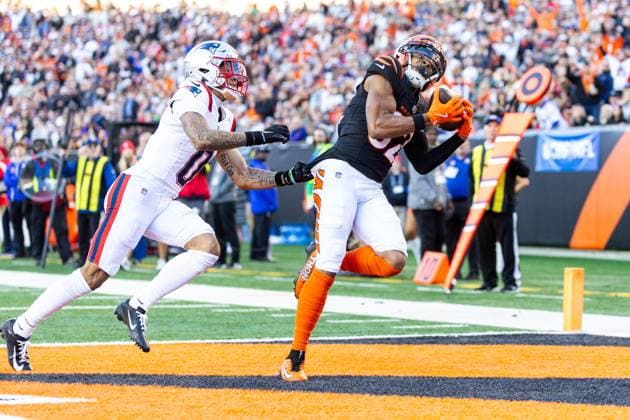 November 23, 2025: Cincinnati Bengals wide receiver Mitchell Tinsley (82) catches touchdown pass as New England Patriots defensive back Christian Gonzalez (0) defends during NFL, American Football Herren, USA game action at Paycor Stadium in Cincinnati, Ohio. CSM Cincinnati United States of America - ZUMAc04_ 20251123_zma_c04_556 Copyright: xJohnxMersitsx