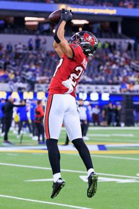 November 23, 2025, Inglewood, California, USA: 27 Zyon McCollum, CB of the Tampa Bay Buccaneers warms up prior to their regular NFL, American Football Herren, USA season game against the Los Angeles Rams on Sunday November 23, 2025 at SoFi Stadium in Inglewood, California. Rams defeat Buccaneers, 34-7. ARIANA RUIZ PI Inglewood USA - ZUMAp124 20251123_zaa_p124_051 Copyright: xArianaxRuizx