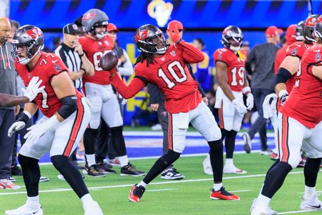 November 23, 2025, Inglewood, California, USA: 10 Teddy Bridgewater, QB of the Tampa Bay Buccaneers warms up prior to their regular NFL, American Football Herren, USA season game against the Los Angeles Rams on Sunday November 23, 2025 at SoFi Stadium in Inglewood, California. Rams defeat Buccaneers, 34-7. ARIANA RUIZ PI Inglewood USA - ZUMAp124 20251123_zaa_p124_060 Copyright: xArianaxRuizx