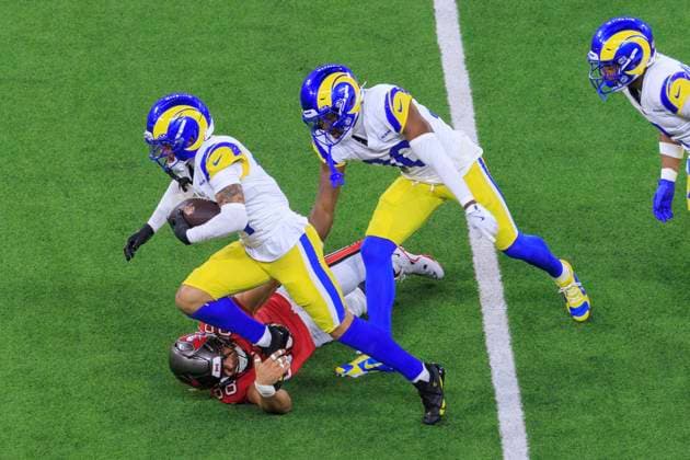 November 23, 2025, Inglewood, California, USA: 14 Decobie Durant, CB of the Los Angeles Rams intercepts a pass for 88 Cade Otton, TE of the Tampa Bay Buccaneers during their regular NFL, American Football Herren, USA season game on Sunday November 23, 2025 at SoFi Stadium in Inglewood, California. Rams defeat Buccaneers, 34-7. ARIANA RUIZ PI Inglewood USA - ZUMAp124 20251123_zaa_p124_068 Copyright: xArianaxRuizx