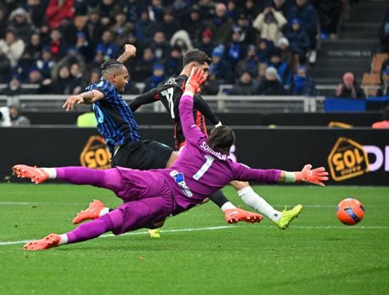 (251124) -- MILAN, Nov. 24, 2025 -- AC Milan s Christian Pulisic (C) shoots and scores during a Serie A football match between Inter Milan and AC Milan in Milan, Italy, Nov. 23, 2025. (Photo by Xinhua) (SP)ITALY-MILAN-FOOTBALL-SERIE A-INTER MILAN VS AC MILAN AlbertoxLingria 