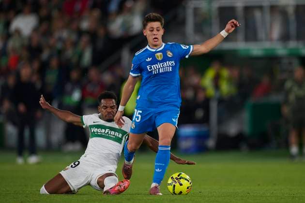 (251124) -- ELCHE, Nov. 24, 2025 -- Arda Guler (R) of Real Madrid vies with Grady Diangana of Elche during the La Liga football match between Elche and Real Madrid in Elche, Spain, on Nov. 23, 2025. (SP)SPAIN-ELCHE-FOOTBALL-LA LIGA-ELCHE VS REAL MADRID PABLOxMORANO 