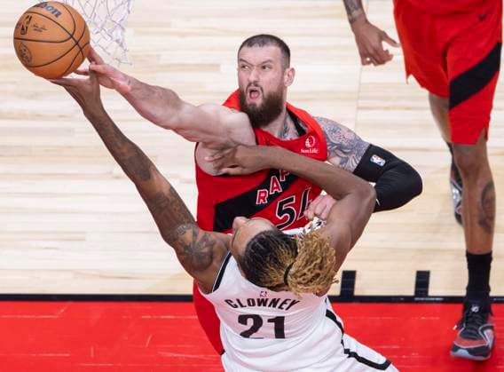 (251124) -- TORONTO, Nov. 24, 2025 -- Sandro Mamukelashvili (back) of Toronto Raptors blocks Noah Clowney of Brooklyn Nets during the 2025-2026 NBA, Basketball Herren, USA regular season game between Toronto Raptors and Brooklyn Nets in Toronto, Canada, on Nov. 23, 2025. (Photo by Xinhua) (SP)CANADA-TORONTO-BASKETBALL-NBA-NETS VS RAPTORS ZouxZheng 