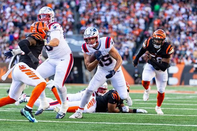 November 23, 2025: New England Patriots tight end Hunter Henry (85) runs with the ball during NFL, American Football Herren, USA game action against the Cincinnati Bengals at Paycor Stadium in Cincinnati, Ohio. CSM Cincinnati United States of America - ZUMAc04_ 20251123_zma_c04_571 Copyright: xJohnxMersitsx
