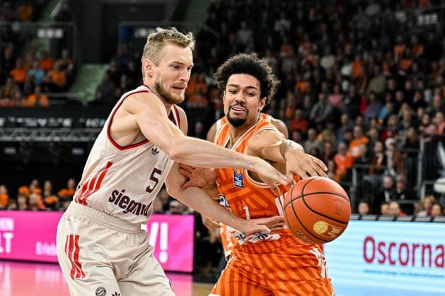 GER, BBL, ratiopharm Ulm vs FC Bayern Munich 23 11 2025, ratiopharm arena, Neu Ulm, GER, BBL, ratiopharm Ulm vs FC Bayern Munich, pictured Niels Giffey Muenchen, 5 , Len Schoormann Ulm, 1 nordphotoxGmbHx xHafner nph00200