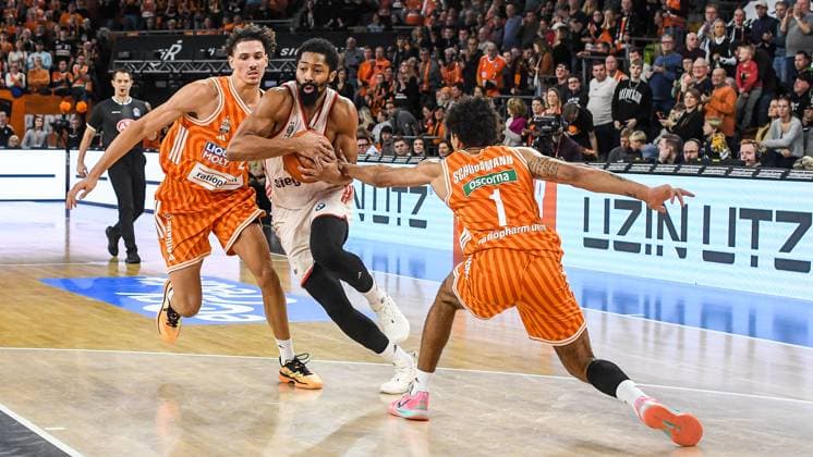 GER, BBL, ratiopharm Ulm vs FC Bayern Munich 23 11 2025, ratiopharm arena, Neu Ulm, GER, BBL, ratiopharm Ulm vs FC Bayern Munich, pictured Alec Anigbata Ulm, 21 , Spencer Dinwiddie Muenchen, 26 , Len Schoormann Ulm, 1 nordphotoxGmbHx xHafner nph00200