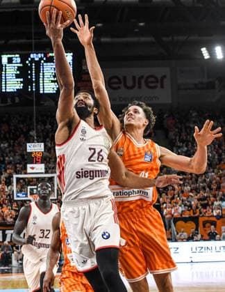 GER, BBL, ratiopharm Ulm vs FC Bayern Munich 23 11 2025, ratiopharm arena, Neu Ulm, GER, BBL, ratiopharm Ulm vs FC Bayern Munich, pictured Spencer Dinwiddie Muenchen, 26 , Alec Anigbata Ulm, 21 nordphotoxGmbHx xHafner nph00200