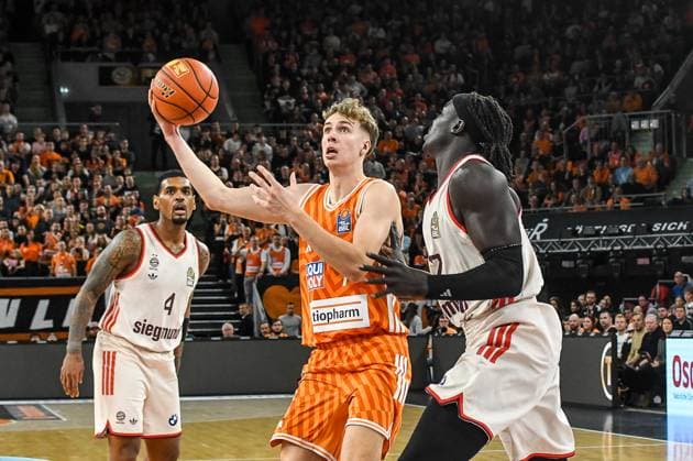 GER, BBL, ratiopharm Ulm vs FC Bayern Munich 23 11 2025, ratiopharm arena, Neu Ulm, GER, BBL, ratiopharm Ulm vs FC Bayern Munich, in the picture Tobias Brahe Jensen Ulm, 7 , Wenyen Gabriel Muenchen, 32 nordphotoxGmbHx xHafner nph00200