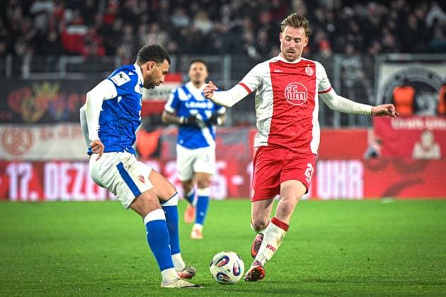 Germany, Football, 3 Liga, Matchday 15, 2025 2026, Rot Weiss Essen vs FC Energie Cottbus, 23 11 2025, Stadion an der Hafenstrasse, Essen, Germany, duel between Jannik Mause Rot Weiss Essen, 29 and Leon Guwara Energie Cottbus, 21 Copyright: xMarkusxVerwimpx