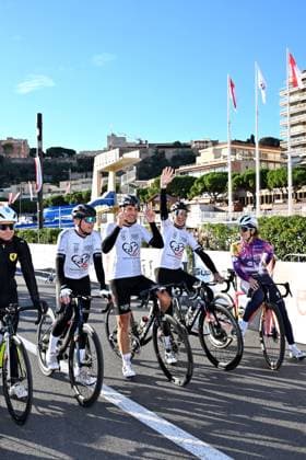 La course Pro-Am durant le BEKING 2025 à Monaco avec l ancien champion Mark Cavendish dans l une des équipes, le 23 novembre 2025. BEKING réunit professionnels et amateurs dans une compétition par équipes mixtes, la course Pro Am. En spectateur attentif, il y avait l ancien footballeur Marco Simone, et l équipe numéro 1 composée par David Rappart, Auguste Coutinho, Frédéric Lacadée, Eléna Cecchini, Vittoria Guazini et Davide Rigon était aux couleurs de Fight Aids Monaco avec dans les 3 amateurs des Carabiniers du Prince. Bruno Bebert Bestimage The Pro-Am race during BEKING 2025 in Monaco with former champion Mark Cavendish in one of the teams on november 23th 2025 Monaco Monaco  Copyright: xBrunoxBebertx xBestimagexBrunoxBebertx xBestimagex