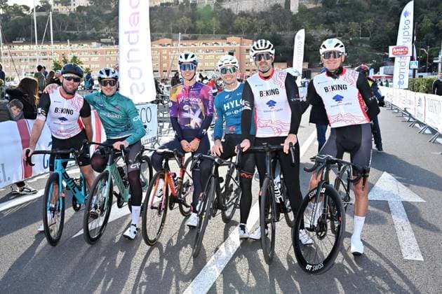 La course Pro-Am durant le BEKING 2025 à Monaco avec l ancien champion Mark Cavendish dans l une des équipes, le 23 novembre 2025. Marc Cavendish a tenté de motiver son équipe composée par Filippo Gensini, Andrea Cattoli, Jerome Herrera, Antoine Berlin et Femke Gerritse. BEKING réunit professionnels et amateurs dans une compétition par équipes mixtes, la course Pro Am. En spectateur attentif, il y avait l ancien footballeur Marco Simone, et l équipe numéro 1 composée par David Rappart, Auguste Coutinho, Frédéric Lacadée, Eléna Cecchini, Vittoria Guazini et Davide Rigon était aux couleurs de Fight Aids Monaco avec dans les 3 amateurs des Carabiniers du Prince. Bruno Bebert Bestimage The Pro-Am race during BEKING 2025 in Monaco with former champion Mark Cavendish in one of the teams on november 23th 2025 Monaco Monaco Copyright: xBrunoxBebertx xBestimagexBrunoxBebertx xBestimagex