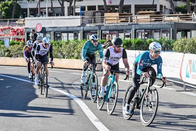 La course Pro-Am durant le BEKING 2025 à Monaco avec l ancien champion Mark Cavendish dans l une des équipes, le 23 novembre 2025. Marc Cavendish a tenté de motiver son équipe composée par Filippo Gensini, Andrea Cattoli, Jerome Herrera, Antoine Berlin et Femke Gerritse. BEKING réunit professionnels et amateurs dans une compétition par équipes mixtes, la course Pro Am. En spectateur attentif, il y avait l ancien footballeur Marco Simone, et l équipe numéro 1 composée par David Rappart, Auguste Coutinho, Frédéric Lacadée, Eléna Cecchini, Vittoria Guazini et Davide Rigon était aux couleurs de Fight Aids Monaco avec dans les 3 amateurs des Carabiniers du Prince. Bruno Bebert Bestimage The Pro-Am race during BEKING 2025 in Monaco with former champion Mark Cavendish in one of the teams on november 23th 2025 Monaco Monaco Copyright: xBrunoxBebertx xBestimagexBrunoxBebertx xBestimagex
