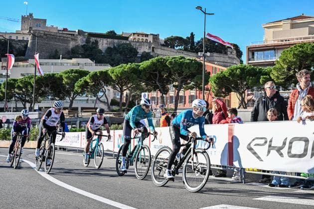 La course Pro-Am durant le BEKING 2025 à Monaco avec l ancien champion Mark Cavendish dans l une des équipes, le 23 novembre 2025. Marc Cavendish a tenté de motiver son équipe composée par Filippo Gensini, Andrea Cattoli, Jerome Herrera, Antoine Berlin et Femke Gerritse. BEKING réunit professionnels et amateurs dans une compétition par équipes mixtes, la course Pro Am. En spectateur attentif, il y avait l ancien footballeur Marco Simone, et l équipe numéro 1 composée par David Rappart, Auguste Coutinho, Frédéric Lacadée, Eléna Cecchini, Vittoria Guazini et Davide Rigon était aux couleurs de Fight Aids Monaco avec dans les 3 amateurs des Carabiniers du Prince. Bruno Bebert Bestimage The Pro-Am race during BEKING 2025 in Monaco with former champion Mark Cavendish in one of the teams on november 23th 2025 Monaco Monaco Copyright: xBrunoxBebertx xBestimagexBrunoxBebertx xBestimagex