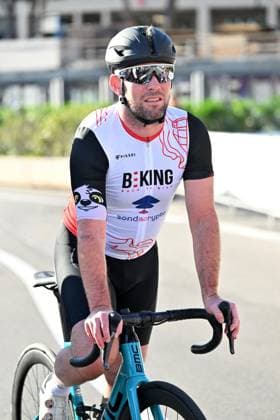 La course Pro-Am durant le BEKING 2025 à Monaco avec l ancien champion Mark Cavendish dans l une des équipes, le 23 novembre 2025. Marc Cavendish a tenté de motiver son équipe composée par Filippo Gensini, Andrea Cattoli, Jerome Herrera, Antoine Berlin et Femke Gerritse. BEKING réunit professionnels et amateurs dans une compétition par équipes mixtes, la course Pro Am. En spectateur attentif, il y avait l ancien footballeur Marco Simone, et l équipe numéro 1 composée par David Rappart, Auguste Coutinho, Frédéric Lacadée, Eléna Cecchini, Vittoria Guazini et Davide Rigon était aux couleurs de Fight Aids Monaco avec dans les 3 amateurs des Carabiniers du Prince. Bruno Bebert Bestimage The Pro-Am race during BEKING 2025 in Monaco with former champion Mark Cavendish in one of the teams on november 23th 2025 Monaco Monaco Copyright: xBrunoxBebertx xBestimagexBrunoxBebertx xBestimagex