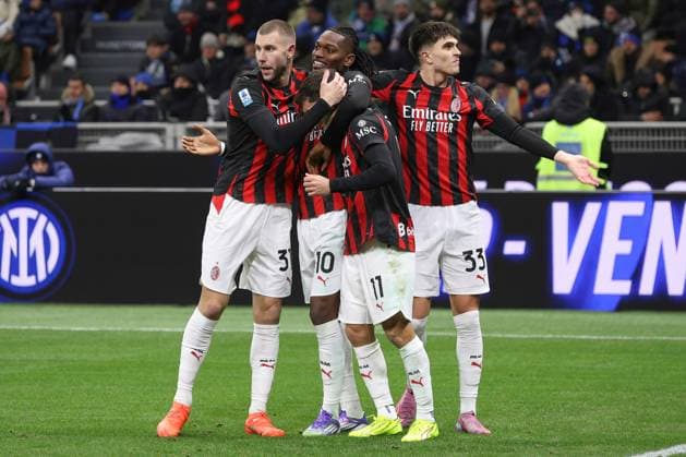 FC Inter vs AC Milan Italy, Milan, 2025 11 23: Strahinja Pavlovic, Rafael Leao, Davide Bartesaghi, Christian Pulisic (AC Milan) scores and celebrates the 1-0 goal at 54 during soccer game FC Inter vs AC Milan, Serie A Enilive 2025-2026 day 12 at San Siro Stadium Milan Lombardy Italy Copyright: xFabrizioxAndreaxBertanix