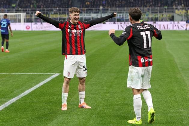 FC Inter vs AC Milan Italy, Milan, 2025 11 23: Davide Bartesaghi, Christian Pulisic (AC Milan) scores and celebrates the 1-0 goal at 54 during soccer game FC Inter vs AC Milan, Serie A Enilive 2025-2026 day 12 at San Siro Stadium Milan Lombardy Italy Copyright: xFabrizioxAndreaxBertanix