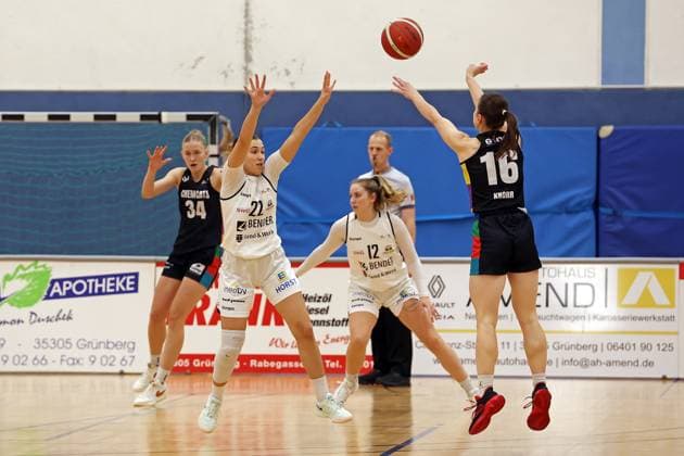 23 11 2025, xovx, Basketball DBBL, 2 Damen Basketball Bundesliga Nord, Bender Baskets Grünberg ChemCats Chemnitz v l Lilly Küppers ChemCats Chemnitz , Katharina Quapil Bender Baskets Grünberg , Emma Kramer Bender Baskets Grünberg , Leni Knorr ChemCats Chemnitz Grünberg Sporthalle Theo Koch Schule Hessen Deutschland DE