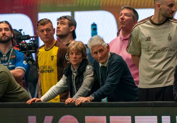 Toni Kroos former Real Madrid footballer with his mother Birgit Kroos and grandpa Heinz f l n r 23 11 2025, Football, The Icon League, GER, Bremen, ÖVB Arena Copyright: HMBxMedia xMarcoxBader