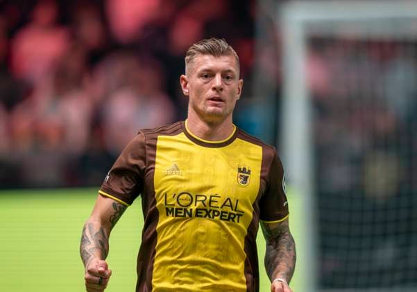 Toni Kroos former Real Madrid footballer with Loreal L OREAL advertising on his chest 23 11 2025, Football, The Icon League, GER, Bremen, ÖVB Arena Copyright: HMBxMedia xMarcoxBader