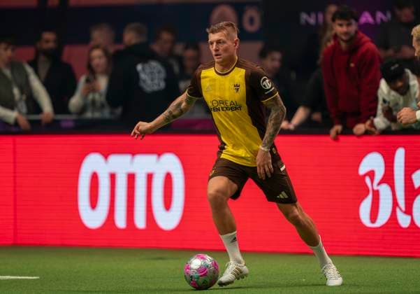 Toni Kroos former Real Madrid footballer with Loreal L OREAL advertising on his chest 23 11 2025, Football, The Icon League, GER, Bremen, ÖVB Arena Copyright: HMBxMedia xMarcoxBader