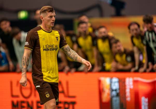 Toni Kroos former Real Madrid footballer with Loreal L OREAL advertising on his chest 23 11 2025, Football, The Icon League, GER, Bremen, ÖVB Arena Copyright: HMBxMedia xMarcoxBader