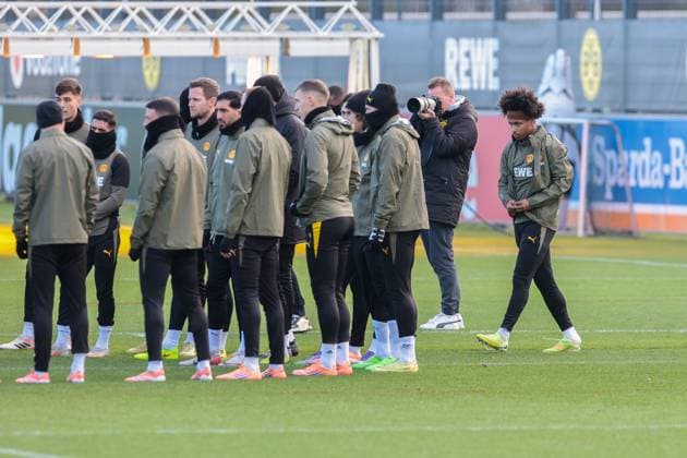 24 11 2025, Football, Season 2025 2026, UCL, Final training Borussia Dortmund, Karim Adeyemi Borussia Dortmund arrives late for the speech, Dortmund training ground BVB NRW Germany xRHR PHOTO DEx Copyright: DennisxEwert RHR-FOTOx RHR-FOTO DE