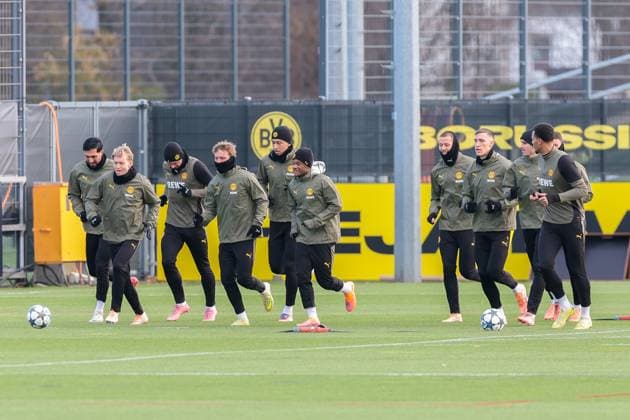 24 11 2025, Football, Season 2025 2026, UCL, Final training Borussia Dortmund, f l Emre Can Borussia Dortmund , Daniel Svensson Borussia Dortmund , Niklas Süle Borussia Dortmund , Cole Campbell Borussia Dortmund , Jobe Bellingham Borussia Dortmund , Julien Duranville Borussia Dortmund , Waldemar Anton Borussia Dortmund , Nico Schlotterbeck Borussia Dortmund , Pascal Groß Borussia Dortmund , Felix Nmecha Borussia Dortmund , Dortmund training ground BVB NRW Germany xRHR PHOTO DEx Copyright: DennisxEwert RHR-FOTOx RHR-FOTO DE
