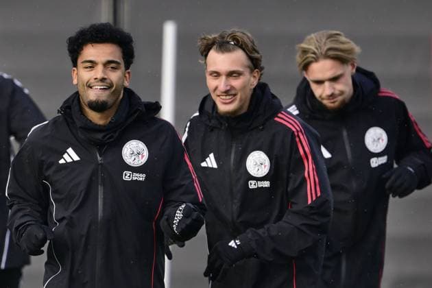 AMSTERDAM - Owen Wijndal, Mika Godts, Kasper Dolberg of Ajax during a training session at the Toekomst stadium in Amsterdam, Netherlands, in preparation for the Champions League match against Benfica, November 24, 2025. ANP OLAF KRAAK xVIxANPxSportx xxANPxIVx 542953130 originalFilename: 542953130.jpg