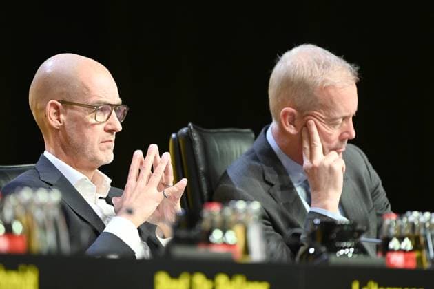 v.l. Carsten CRAMER, Vorstandsmitglied, Thomas TRESS, Treß, Vorstandsmitglied, Finanzvorstand, CFO, Hauptversammlung der Borussia Dortmund GmbH & Co. KGaA, Dortmunder Westfalenhalle, 24.11.2025 oÂ