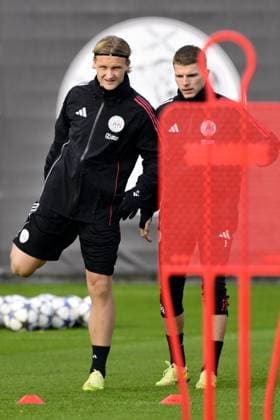 AMSTERDAM - Ajax footballers Kasper Dolberg and Anton Gaaei during a training session at the Toekomst stadium in Amsterdam, Netherlands, in preparation for the Champions League match against Benfica, November 24, 2025. ANP OLAF KRAAK xVIxANPxSportx xxANPxIVx 542953301 originalFilename: 542953301.jpg