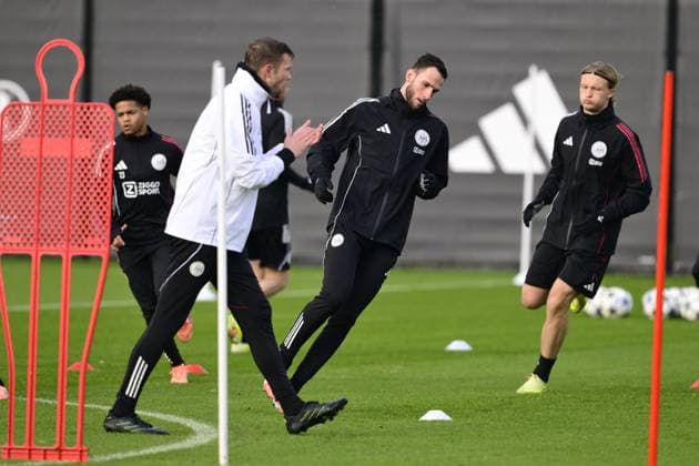 AMSTERDAM - Ajax footballers Branco van der Boomen and Kasper Dolberg during a training session at the Toekomst stadium in Amsterdam, Netherlands, in preparation for the Champions League match against Benfica, November 24, 2025. ANP OLAF KRAAK xVIxANPxSportx xxANPxIVx 542953390 originalFilename: 542953390.jpg