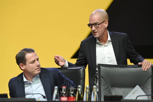 f l Lars RICKEN, Member of the Executive Board, Carsten CRAMER, Member of the Executive Board, Annual General Meeting of Borussia Dortmund GmbH Co KGaA, Dortmund Westfalenhalle, 24 11 2025 oÂ