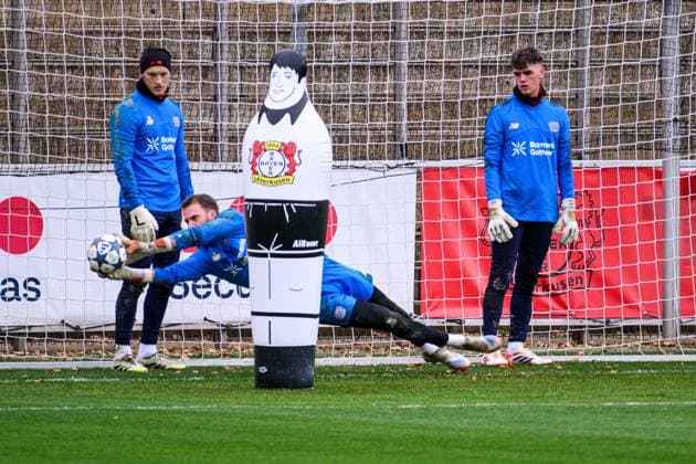 LEVERKUSEN, GERMANY - 24 NOVEMBER, 2025: Mark Flekken, Niklas Lomb, Jesper Schlich - The practice of Bayer 04 Leverkusen before UEFA Champions League match vs Manchester City at BayArena.  Copyright: xVITALIIxKLIUIEVx