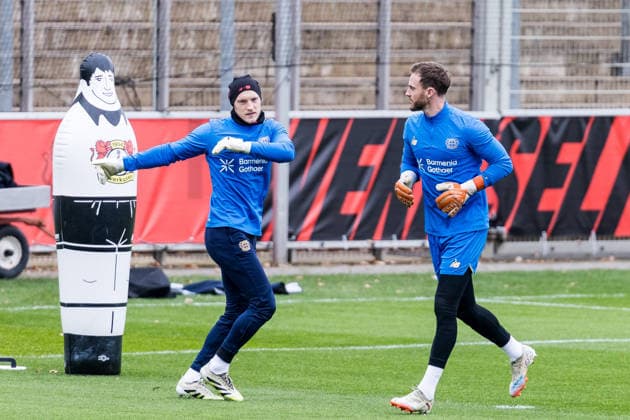 LEVERKUSEN, GERMANY - NOVEMBER 24: Niklas Lomb (Bayer 04 Leverkusen, 36) and Mark Flekken (Bayer 04 Leverkusen, 1) during the final training session of Bayer 04 Leverkusen before the UEFA Champions League match against ManCity at Ulrich-Haberland-Stadion on November 24, 2025 in Leverkusen, Germany. North Rhine Westphalia Germany Copyright: xBEAUTIFULxSPORTS Wunderlx