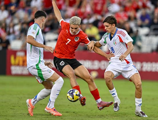 Austria v Italy : Semi-final- FIFA U-17 World Cup Qatar 2025 Nicolas Jozepovic of Austria and Federico Steffanoni of Italy in action during the FIFA U-17 World Cup Qatar 2025 Semi-final match between Austria and Italy in Doha, Qatar, on November 24, 2025. DOHA Qatar Copyright: xNOUSHADxTHEKKAYILx