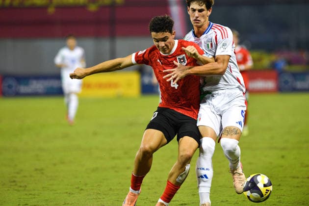 SOCCER - 2025 FIFA U17, U 17 World Cup DOHA,QATAR,24.NOV.25 - SOCCER - FIFA Under 17 World Cup Qatar 2025, Austria vs Italy. Image shows Jakob Pokorny (AUT) and Thomas Campaniello (ITA).  GEPAxpictures xRanjithxKumar