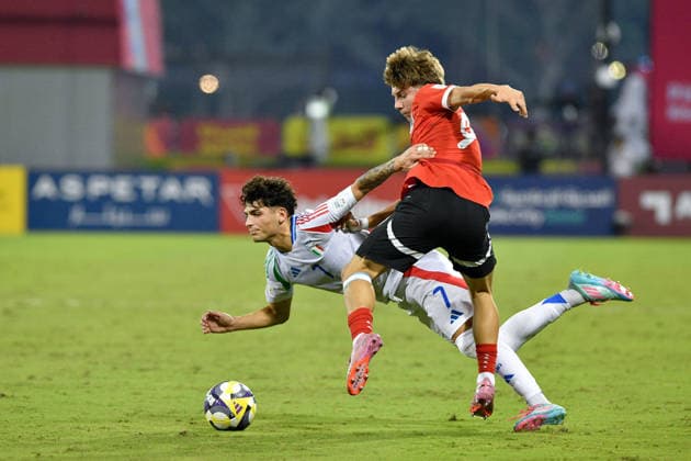 SOCCER - 2025 FIFA U17, U 17 World Cup DOHA,QATAR,24.NOV.25 - SOCCER - FIFA Under 17 World Cup Qatar 2025, Austria vs Italy. Image shows Andrea Luongo (ITA) and Hasan Deshishku (AUT).  GEPAxpictures xRanjithxKumar