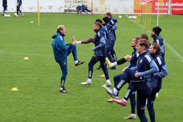 24 11 2025, xrekx, Fußball 3 Liga, 1 FC Saarbruecken Training v l Bernd Heemsoth Co Trainer 1 FC Saarbruecken DFL DFB REGULATIONS PROHIBIT ANY USE OF PHOTOGRAPHS as IMAGE SEQUENCES and or QUASI VIDEO Saarbruecken