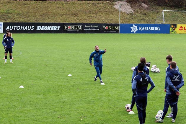 24 11 2025, xrekx, Fußball 3 Liga, 1 FC Saarbruecken Training v l Dimitrios Moutas Co Trainer 1 FC Saarbruecken DFL DFB REGULATIONS PROHIBIT ANY USE OF PHOTOGRAPHS as IMAGE SEQUENCES and or QUASI VIDEO Saarbruecken