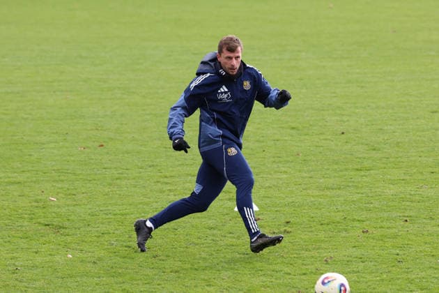 24 11 2025, xrekx, Fussball 3 Liga, 1 FC Saarbruecken Training v l Richard Neudecker 1 FC Saarbruecken DFL DFB REGULATIONS PROHIBIT ANY USE OF PHOTOGRAPHS as IMAGE SEQUENCES and or QUASI VIDEO Saarbruecken