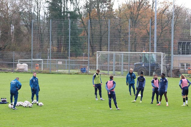 24 11 2025, xrekx, Fußball 3 Liga, 1 FC Saarbruecken Training v l Dimitrios Moutas Co Coach 1 FC Saarbruecken Yannic Thiel Co Coach Analysis 1 FC Saarbruecken Bernd Heemsoth Co Coach 1 FC Saarbruecken Coach Alois Schwartz Coach 1 FC Saarbruecken was not on the pitch today DFL DFB REGULATIONS PROHIBIT ANY USE OF PHOTOGRAPHS as IMAGE SEQUENCES and or QUASI VIDEO Saarbruecken