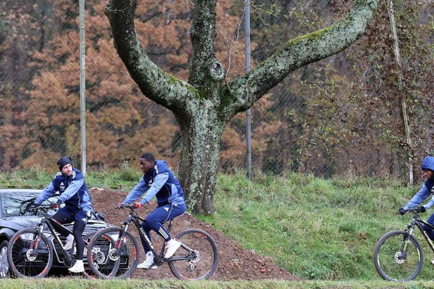 24 11 2025, xrekx, Soccer 3 Liga, 1 FC Saarbruecken Training v l On the bike on the road Calogero Rizzuto 1 FC Saarbruecken Elijah Krahn 1 FC Saarbruecken Rodney Elongo Yombo 1 FC Saarbruecken DFL DFB REGULATIONS PROHIBIT ANY USE OF PHOTOGRAPHS as IMAGE SEQUENCES and or QUASI VIDEO Saarbruecken