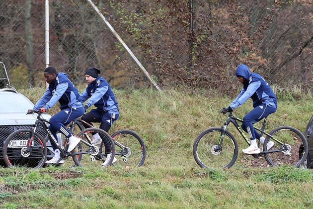 24 11 2025, xrekx, Soccer 3 Liga, 1 FC Saarbruecken Training v l On the bike on the road Calogero Rizzuto 1 FC Saarbruecken Elijah Krahn 1 FC Saarbruecken Rodney Elongo Yombo 1 FC Saarbruecken DFL DFB REGULATIONS PROHIBIT ANY USE OF PHOTOGRAPHS as IMAGE SEQUENCES and or QUASI VIDEO Saarbruecken