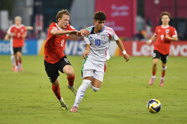 SOCCER - 2025 FIFA U17, U 17 World Cup DOHA,QATAR,24.NOV.25 - SOCCER - FIFA Under 17 World Cup Qatar 2025, Austria vs Italy. Image shows Jakob Werner (AUT) and Samuele Inacio (ITA).  GEPAxpictures xRanjithxKumar